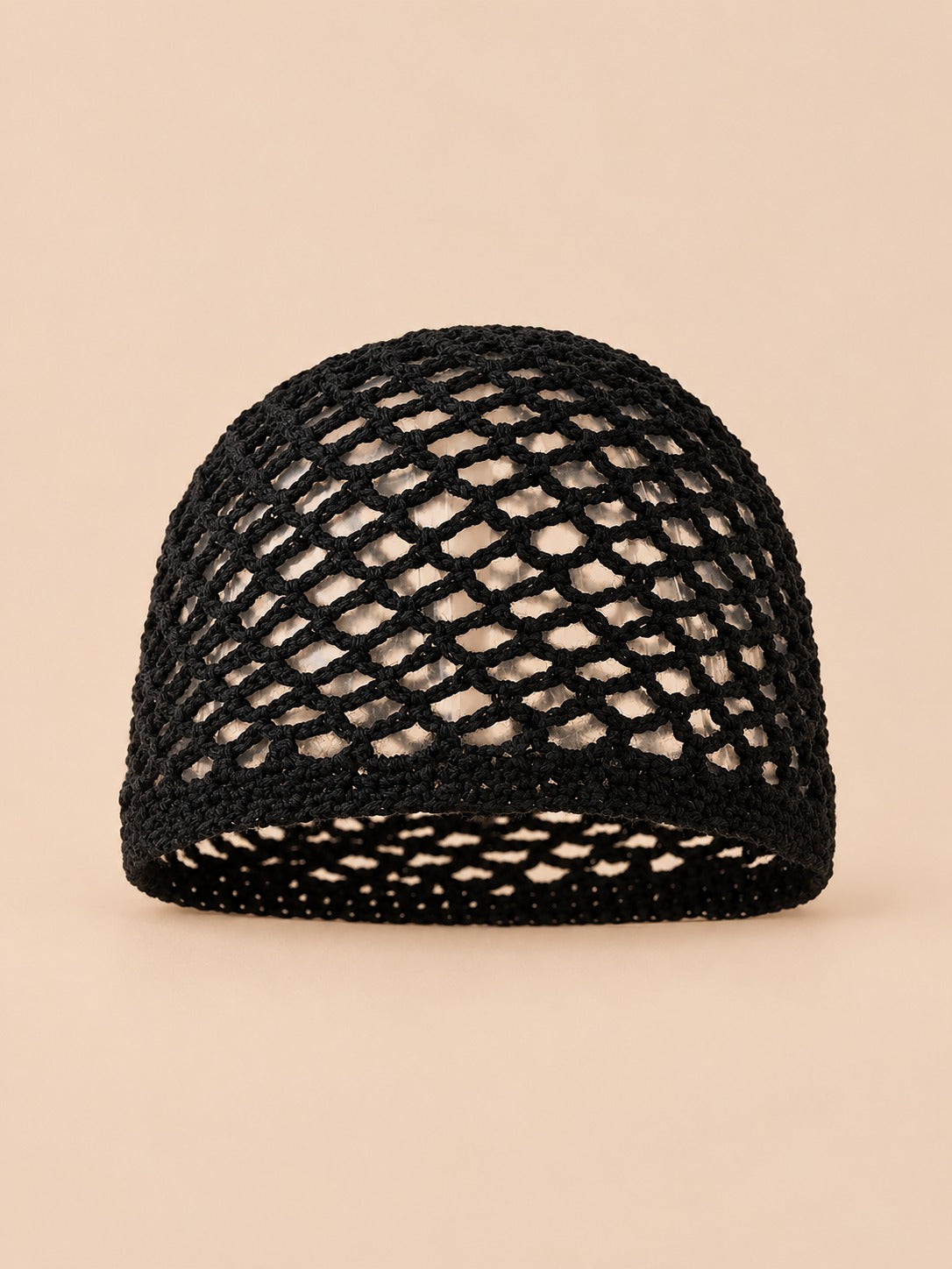 Cappello nero a rete di cotone effetto uncinetto, a tinta unita e con lavorazione ariosa, vista frontale
