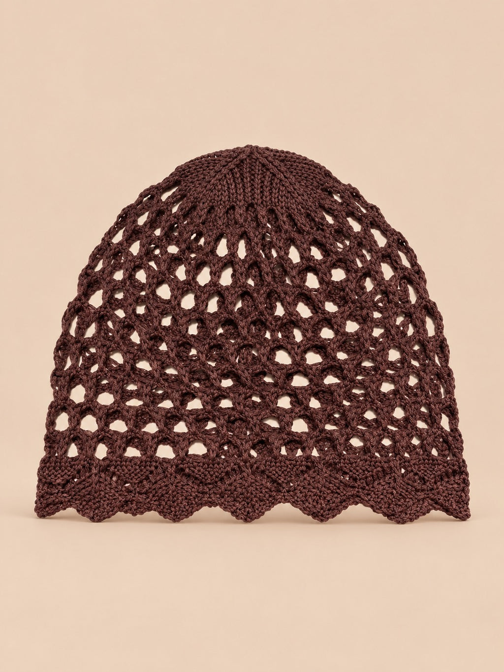 Cappello primaverile a rete traforata a tinta unita, nella variante color caffè, fotografato di fronte