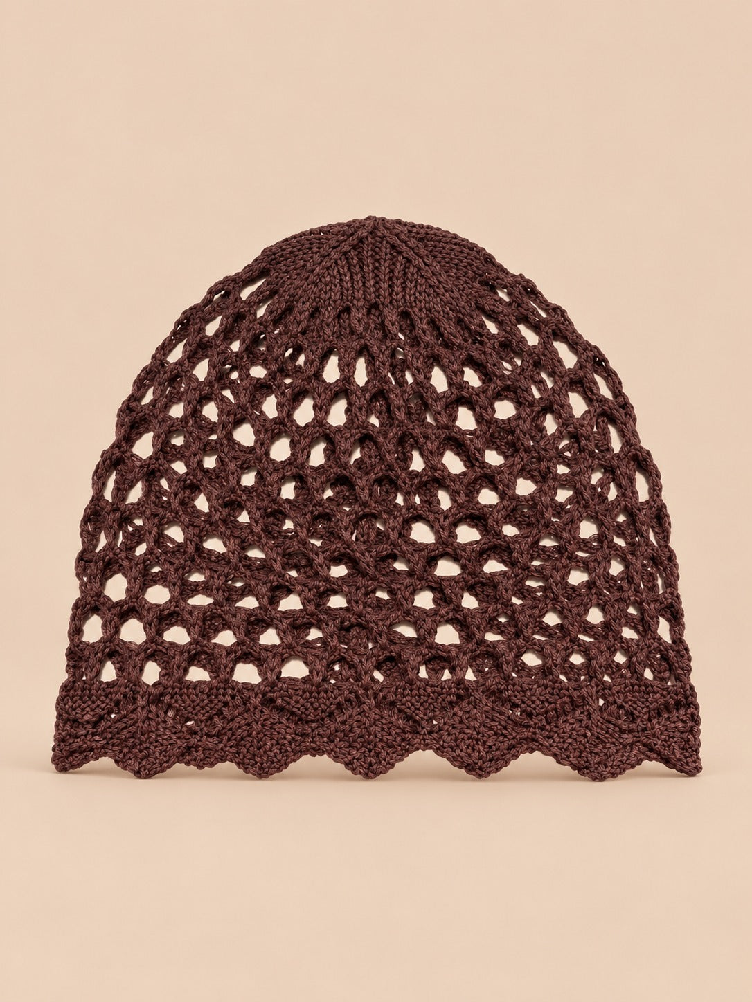 Cappello primaverile a rete traforata a tinta unita, nella variante color caffè, fotografato di fronte