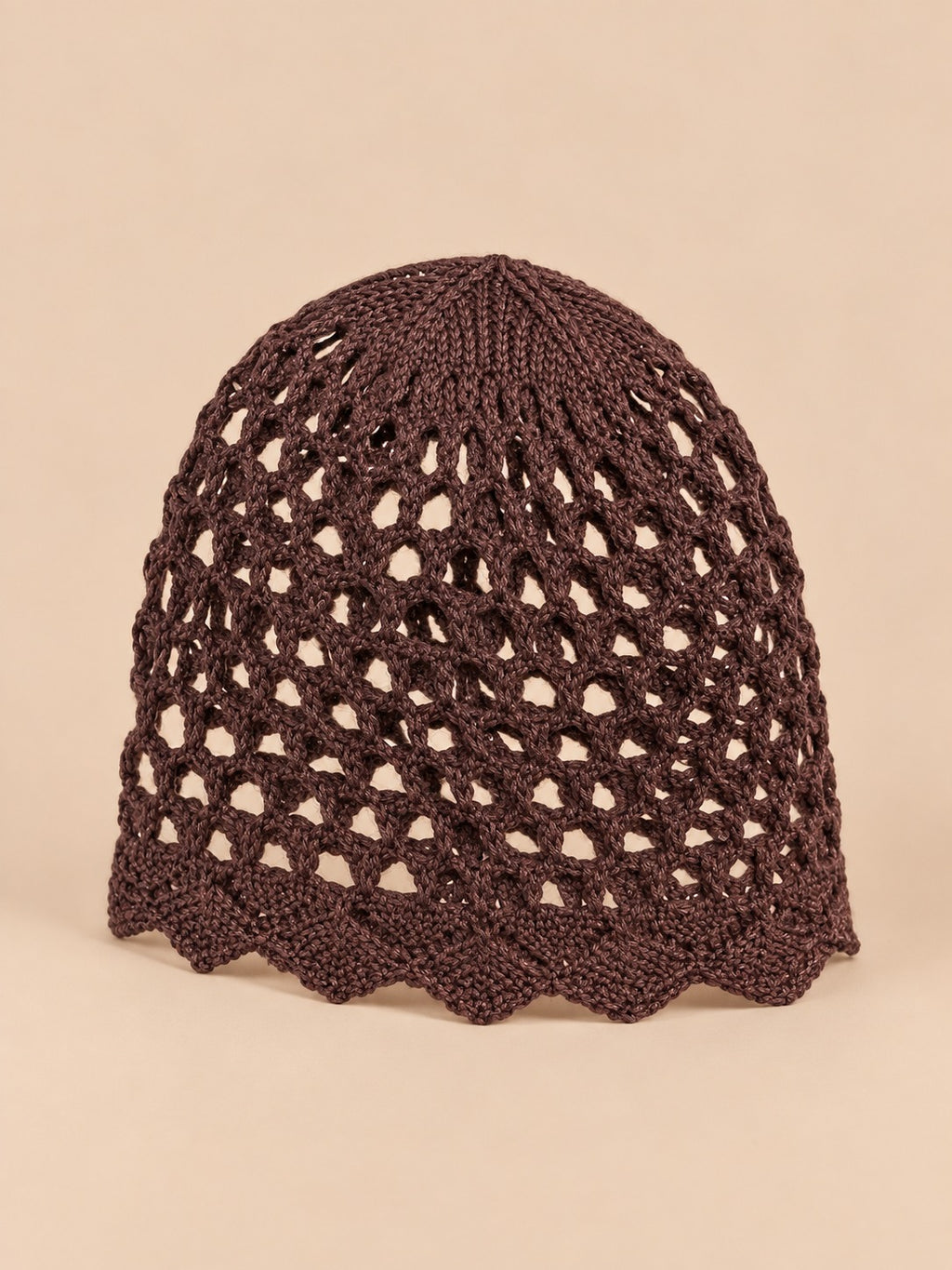 Cappello a rete traforato a tinta unita per la primavera, colore caffè, vista di tre quarti