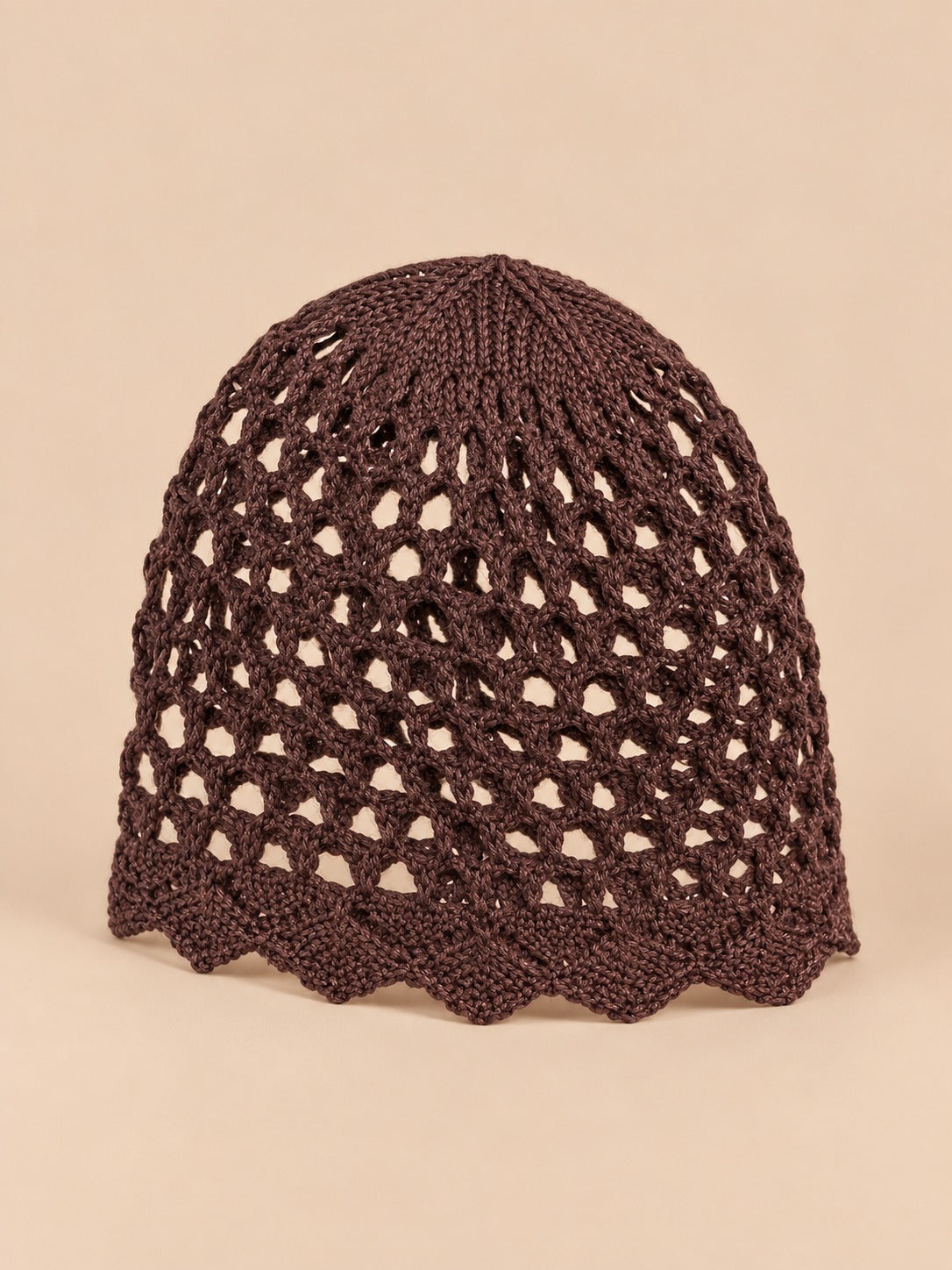Cappello a rete traforato a tinta unita per la primavera, colore caffè, vista di tre quarti