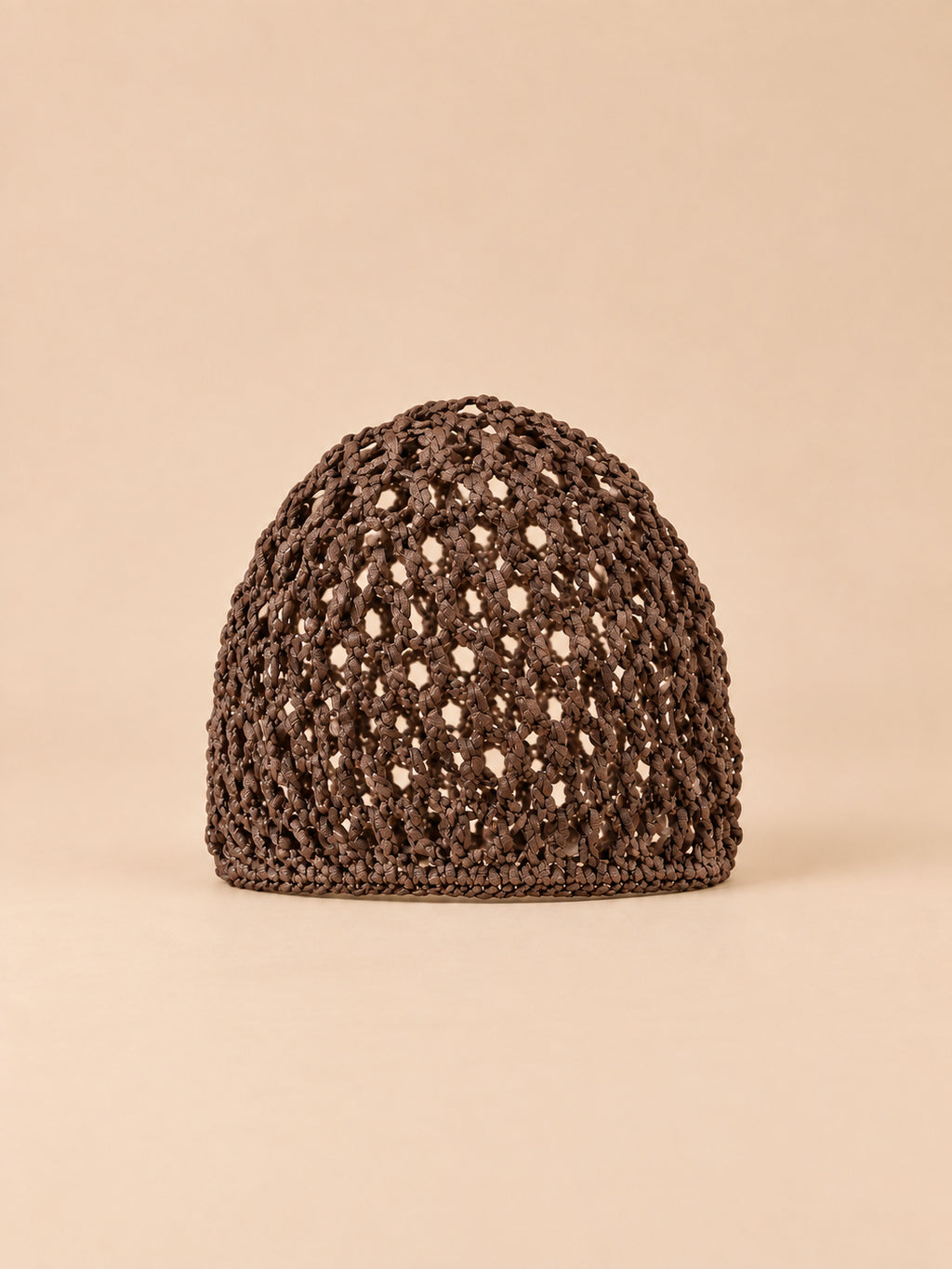 Turbante a rete traforato, elasticizzato e confortevole, colore caffè, vista frontale