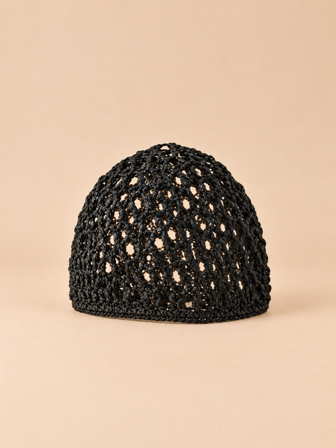 Turbante a rete traforato, elasticizzato e confortevole, colore nero, vista di tre quarti