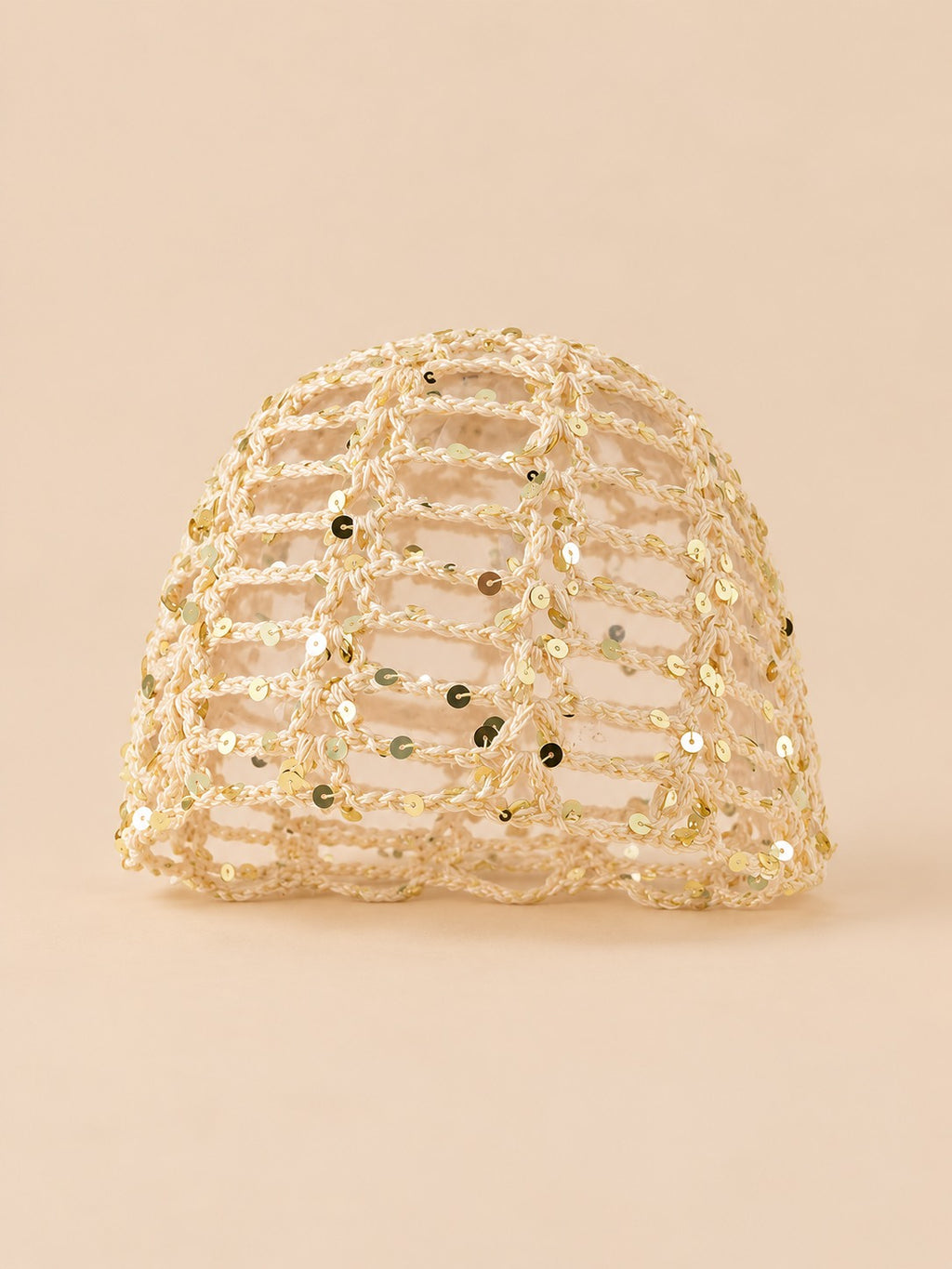 Cappello da donna all’uncinetto a rete brillante con paillettes, colore beige, vista frontale