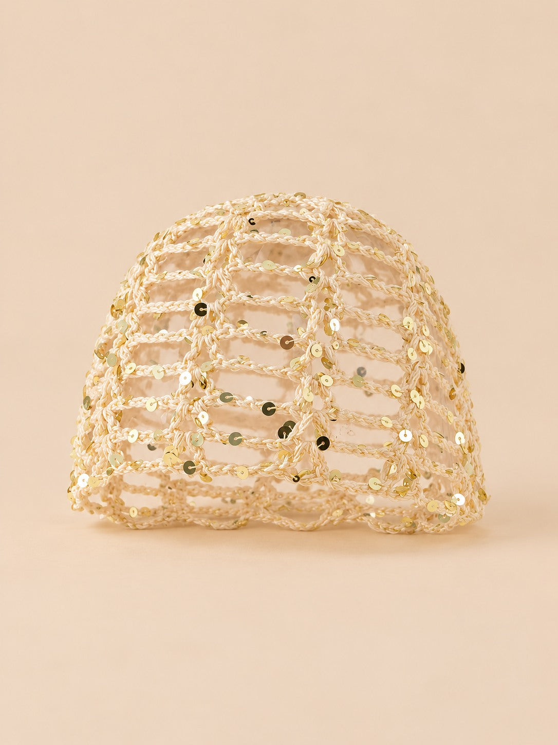 Cappello da donna all’uncinetto a rete brillante con paillettes, colore beige, vista frontale