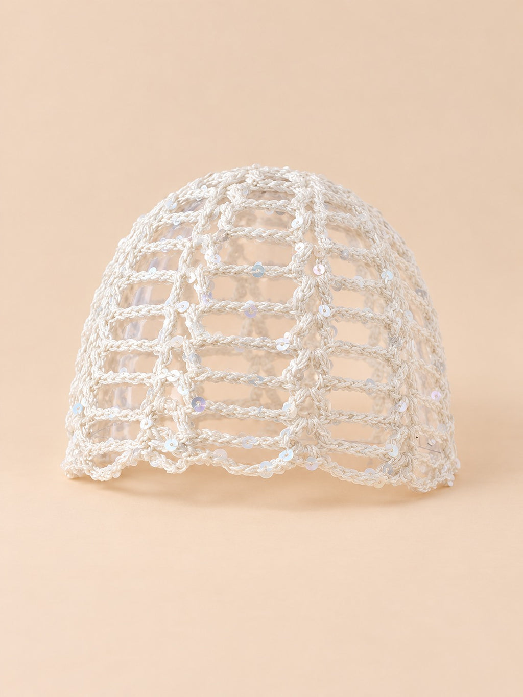 Cappello da donna all’uncinetto a rete brillante con paillettes, colore bianco, vista frontale