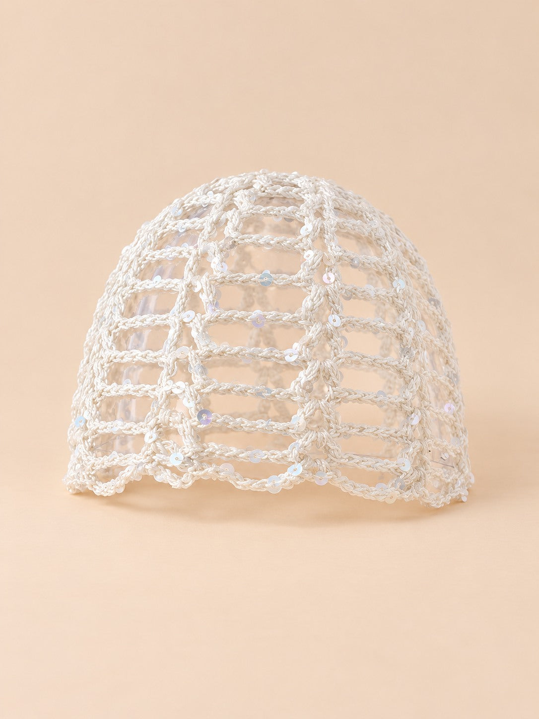 Cappello da donna all’uncinetto a rete brillante con paillettes, colore bianco, vista frontale