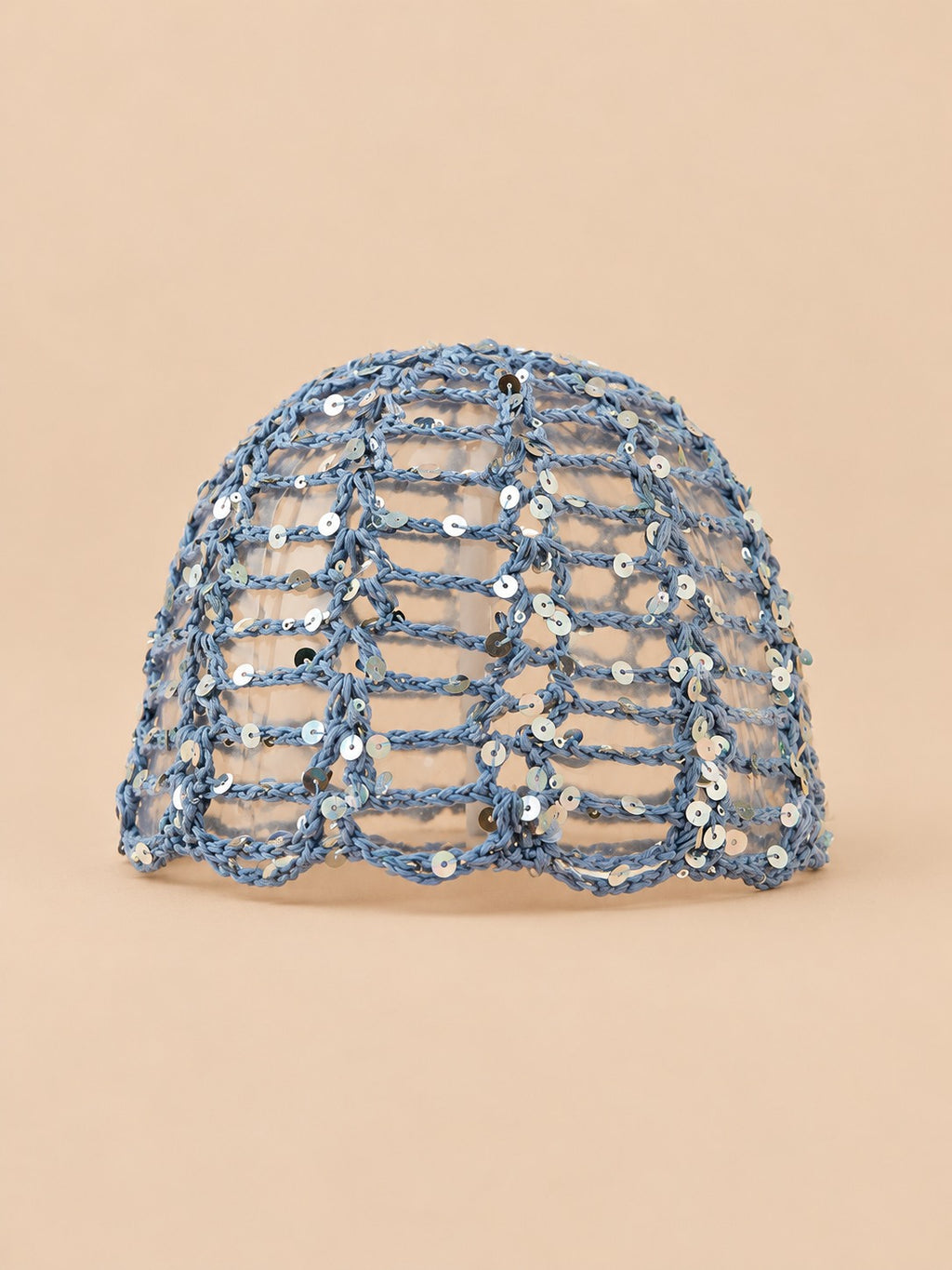 Cappello da donna all’uncinetto a rete brillante con paillettes, colore blu, vista frontale