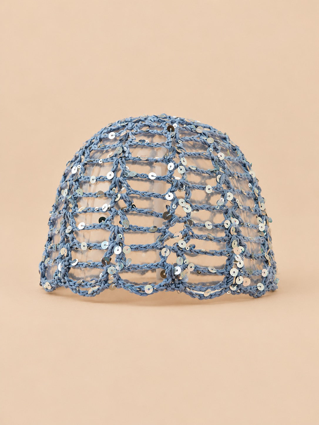 Cappello da donna all’uncinetto a rete brillante con paillettes, colore blu, vista frontale