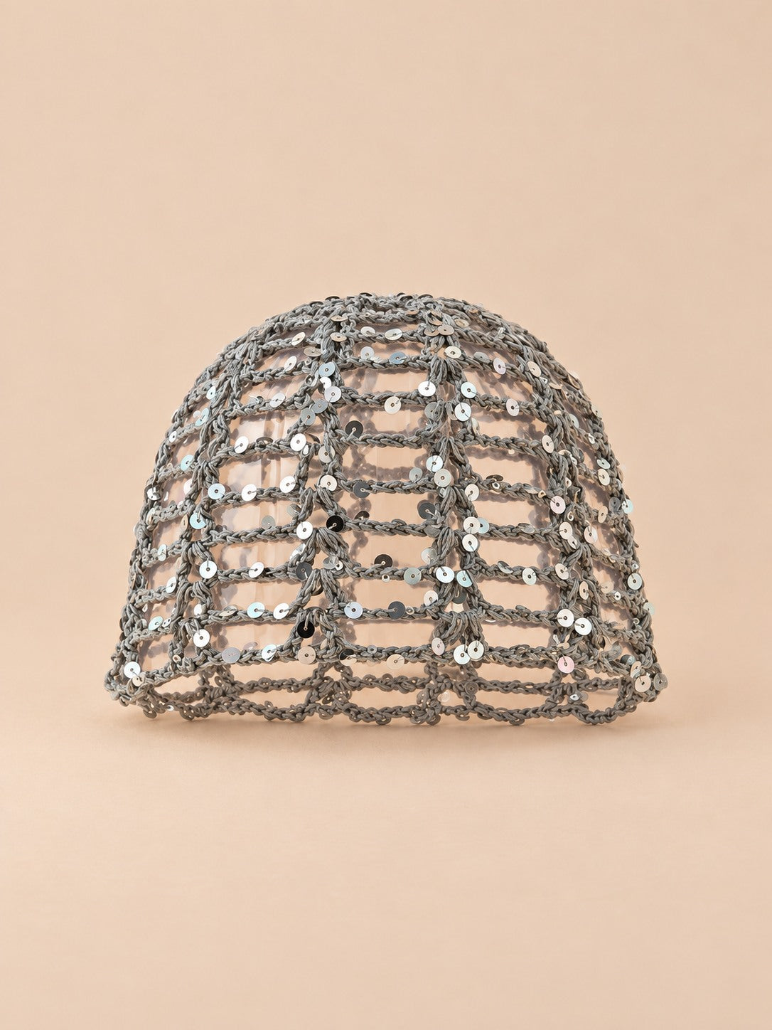 Cappello da donna all’uncinetto a rete brillante con paillettes, colore grigio, vista frontale