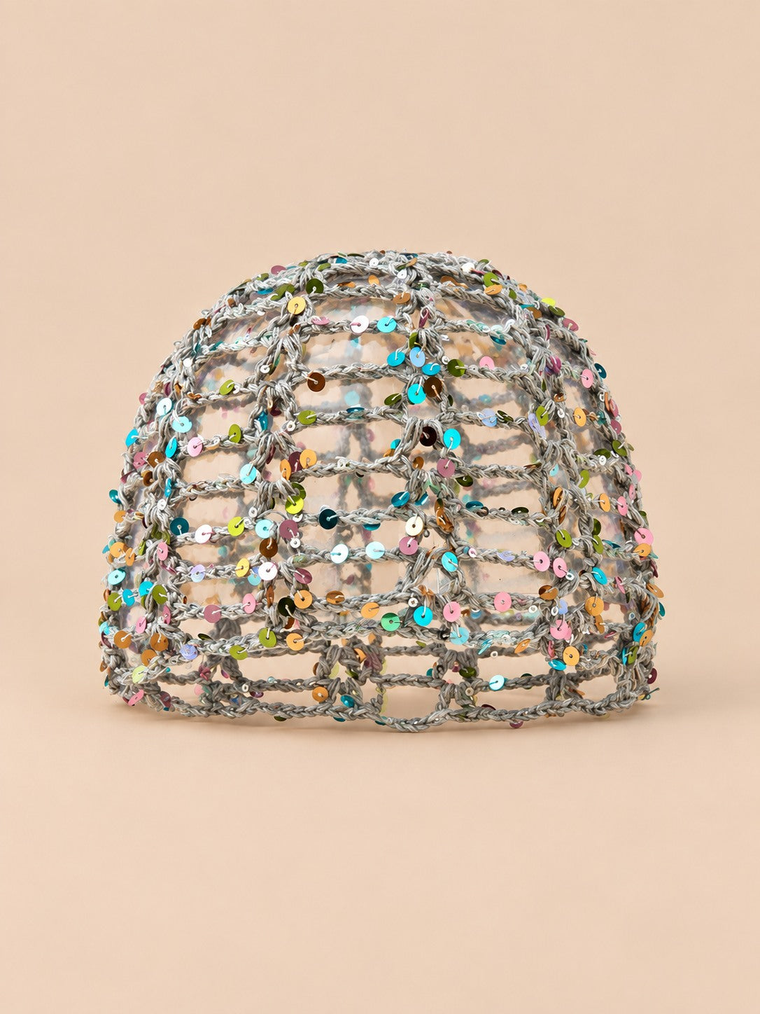 Cappello da donna all’uncinetto a rete brillante con paillettes, colori grigio e multicolore, vista frontale
