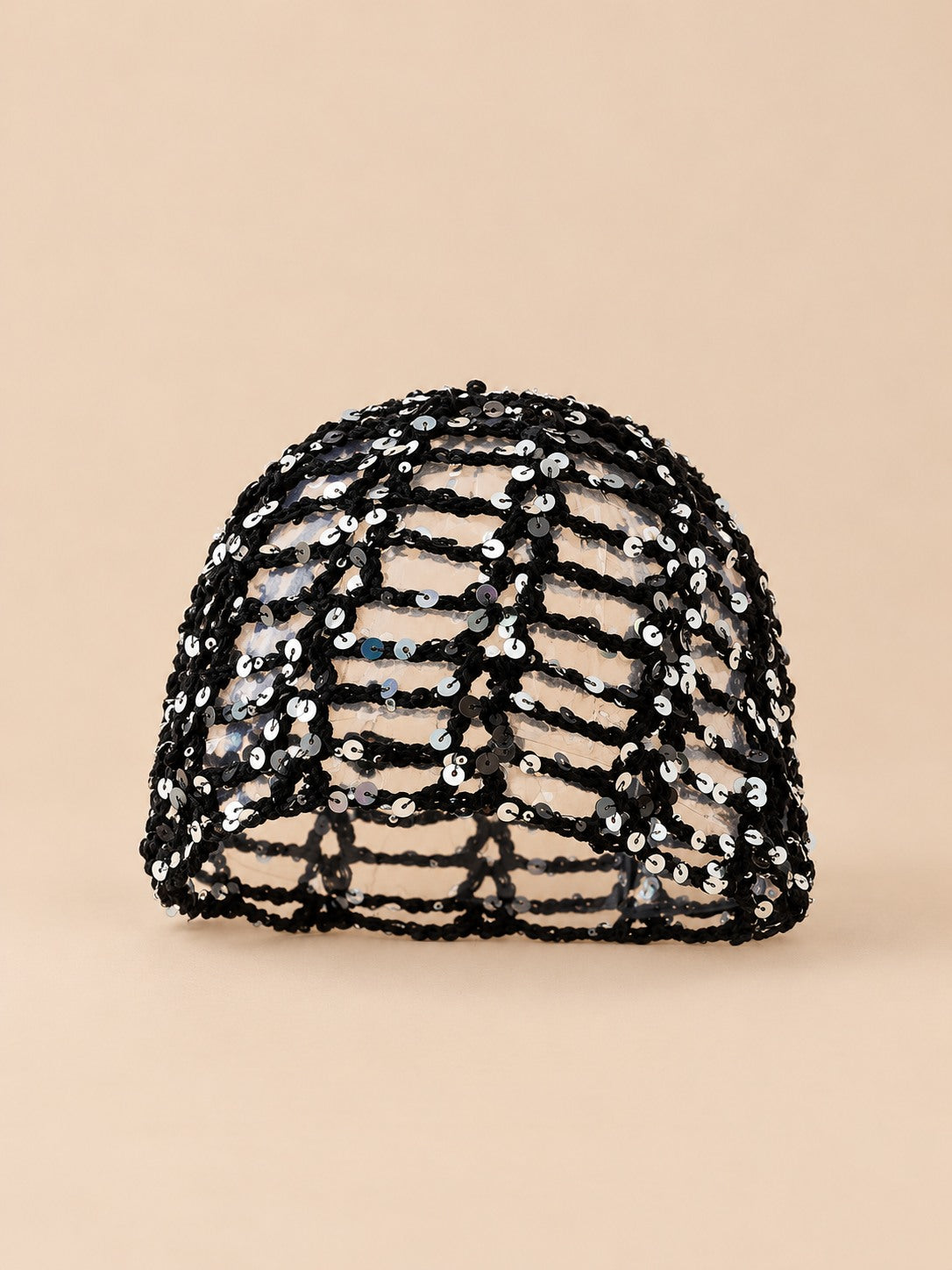Cappello da donna all’uncinetto a rete brillante con paillettes, colore nero, vista frontale