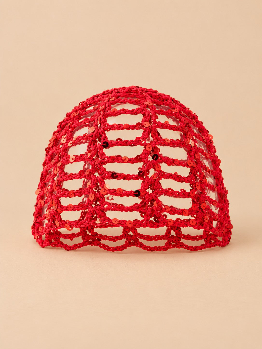 Cappello da donna all’uncinetto a rete brillante con paillettes, colore rosso, vista frontale