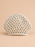 Cappello beige a rete con motivo fine a coste e struttura ariosa in stile rétro, visto di fronte