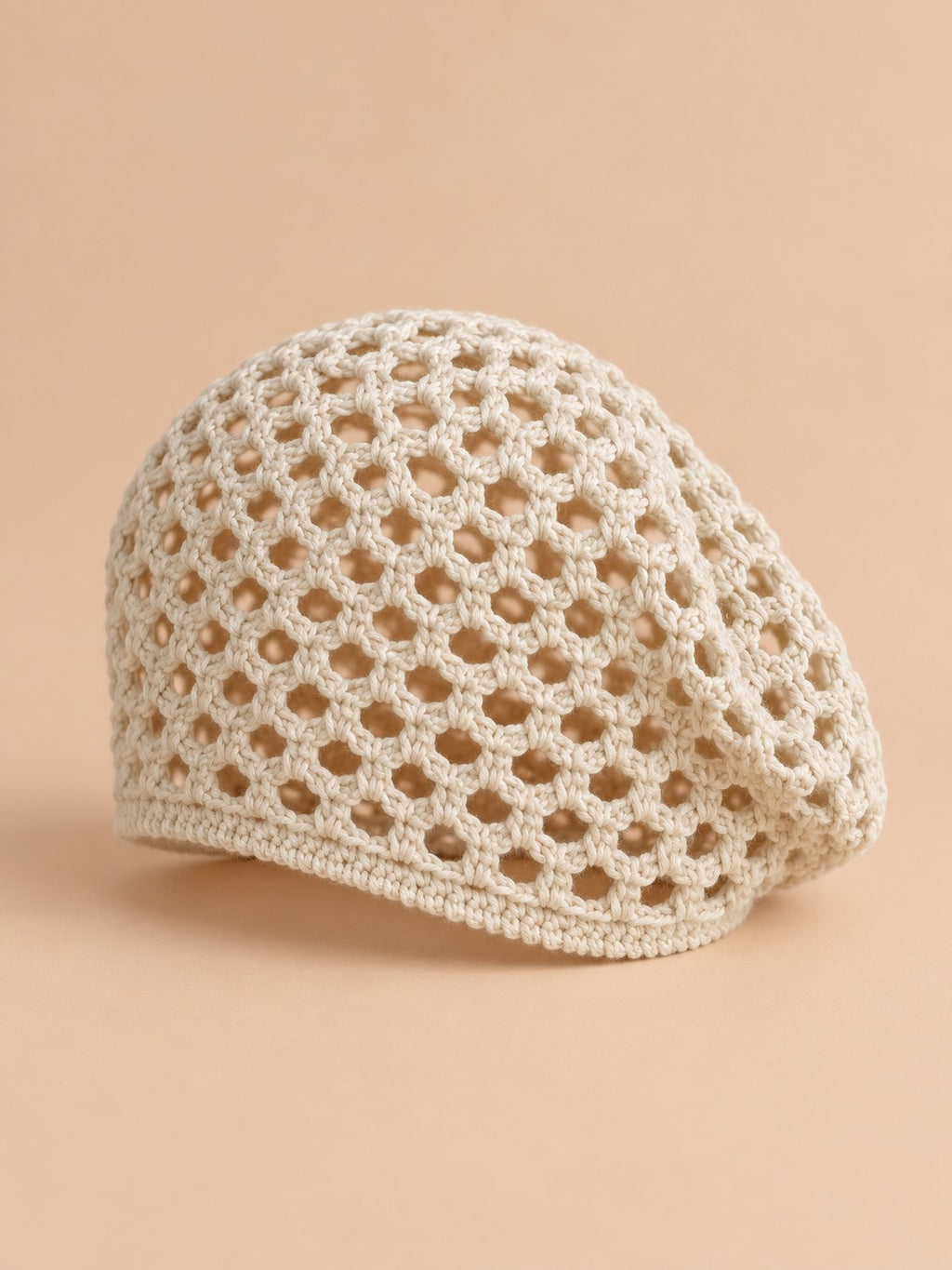 Cappello rétro a rete e a coste, lavorato all’uncinetto fine, colore beige, vista di tre quarti
