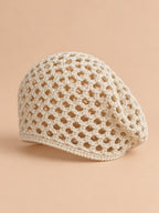 Cappello rétro a rete e a coste, lavorato all’uncinetto fine, colore beige, vista di tre quarti