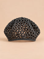 Cappello rétro a rete e a coste, lavorato all’uncinetto fine, colore nero, vista frontale