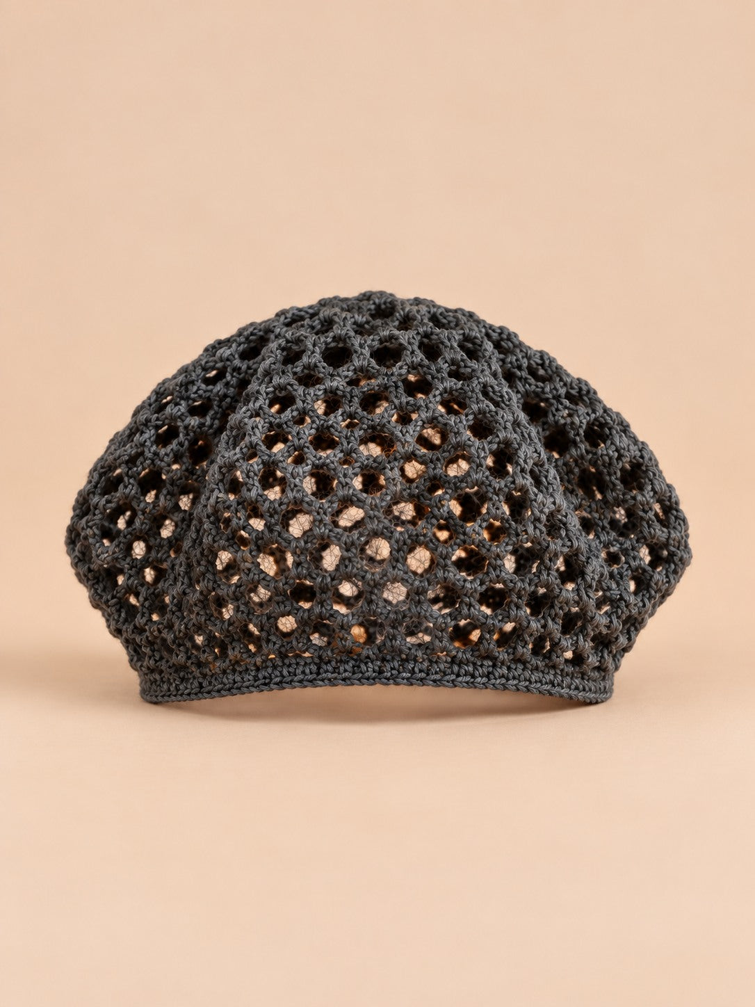 Cappello rétro a rete e a coste, lavorato all’uncinetto fine, colore nero, vista frontale
