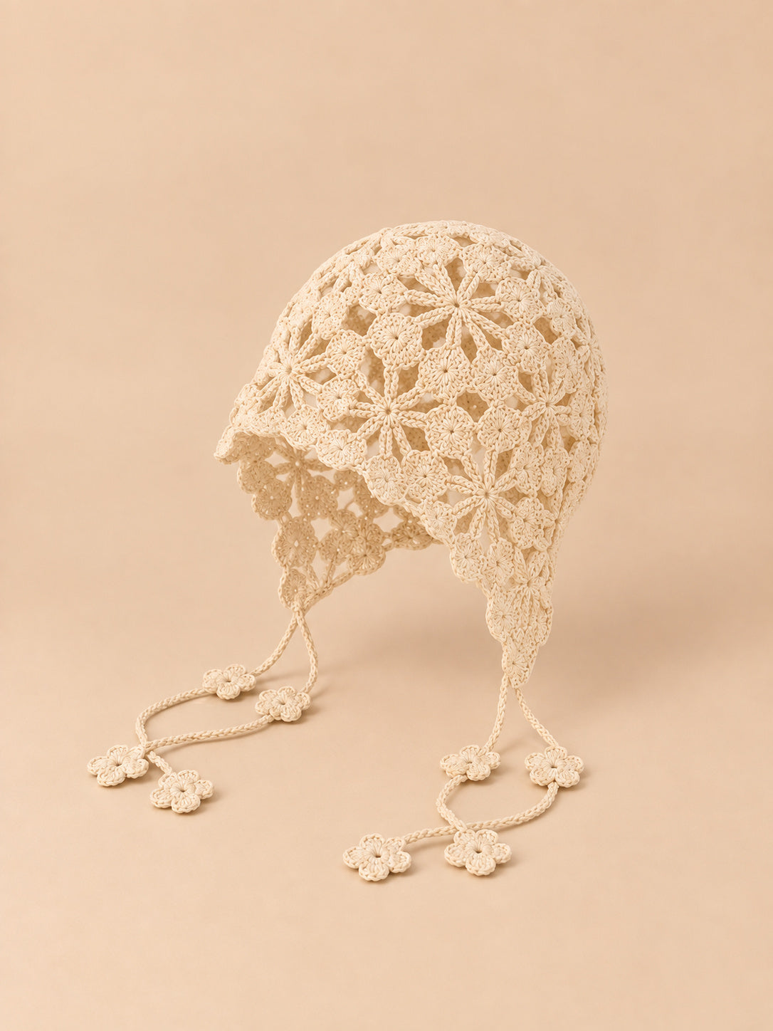 Cappello senza tesa all’uncinetto con fiori, stile bohémien, colore beige, vista di tre quarti