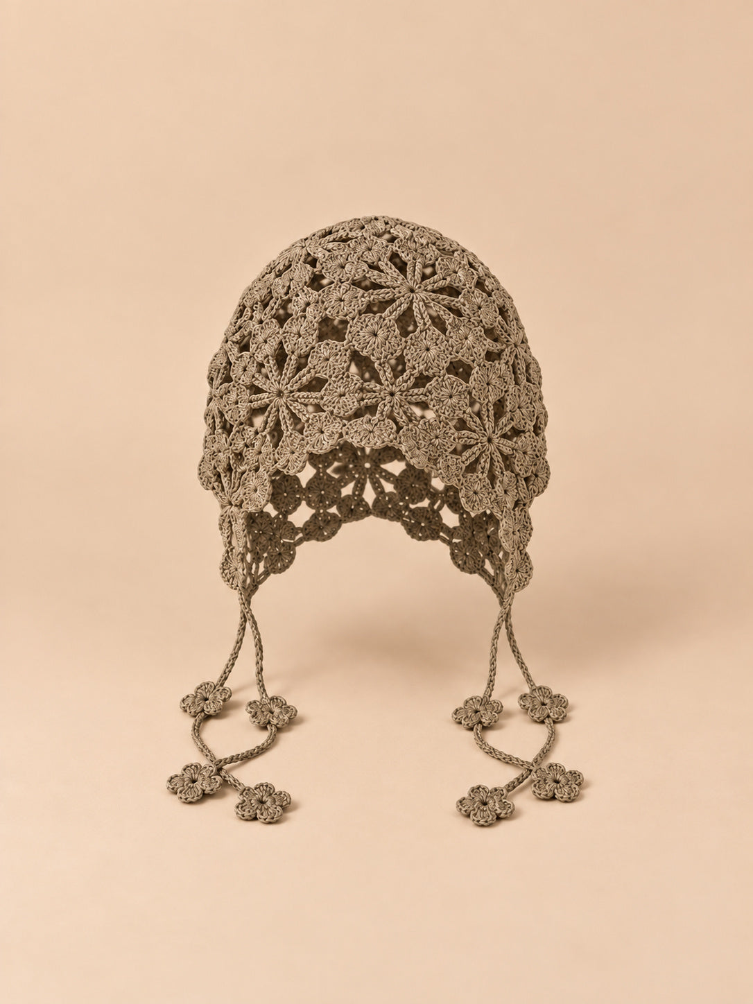 Cappello senza tesa all’uncinetto con fiori, stile bohémien, colore kaki, vista frontale