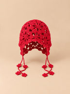 Cappello senza tesa all’uncinetto con fiori, stile bohémien, colore rosso, vista frontale