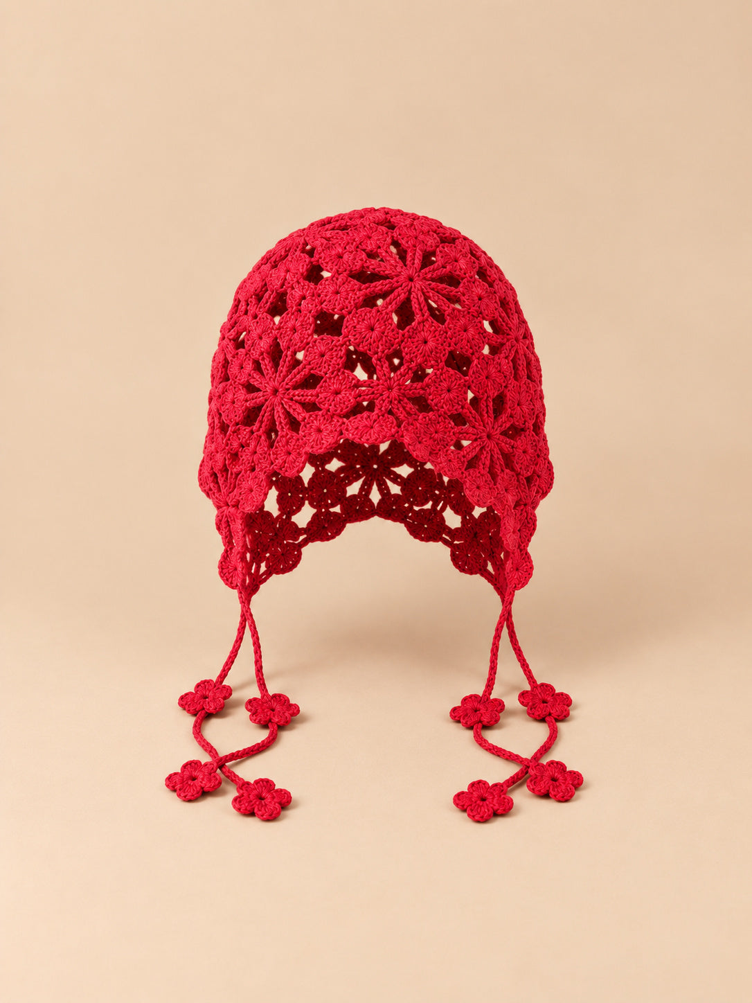 Cappello senza tesa all’uncinetto con fiori, stile bohémien, colore rosso, vista frontale