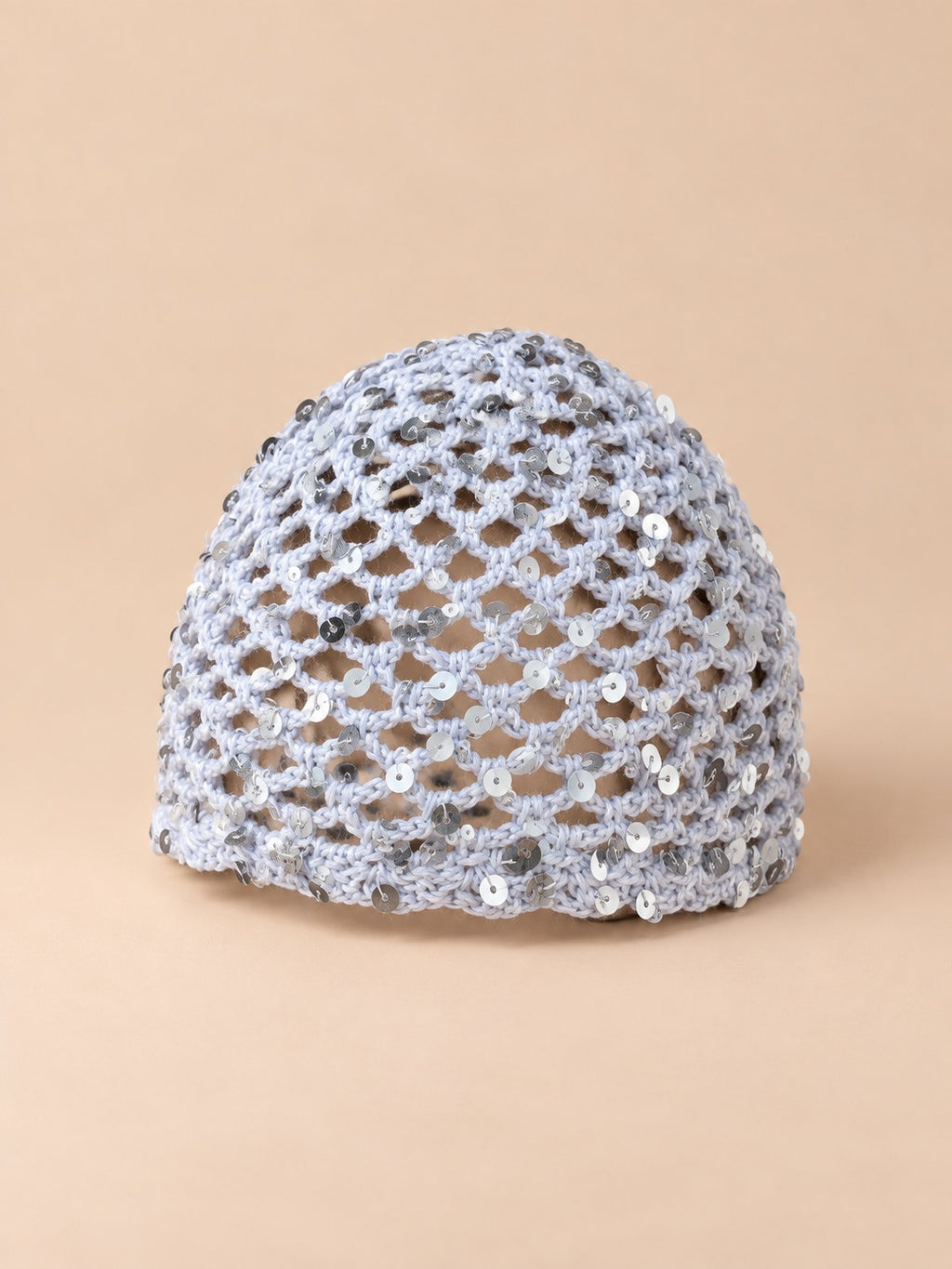 Cappello a rete traforato con paillettes, stile coreano, modello A-bianco, colore bianco, vista di tre quarti