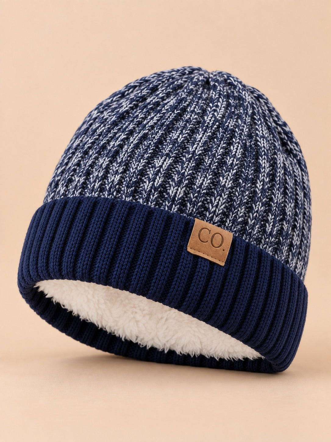 Berretto da sci foderato in maglia, caldo e confortevole, colore blu navy, vista di tre quarti
