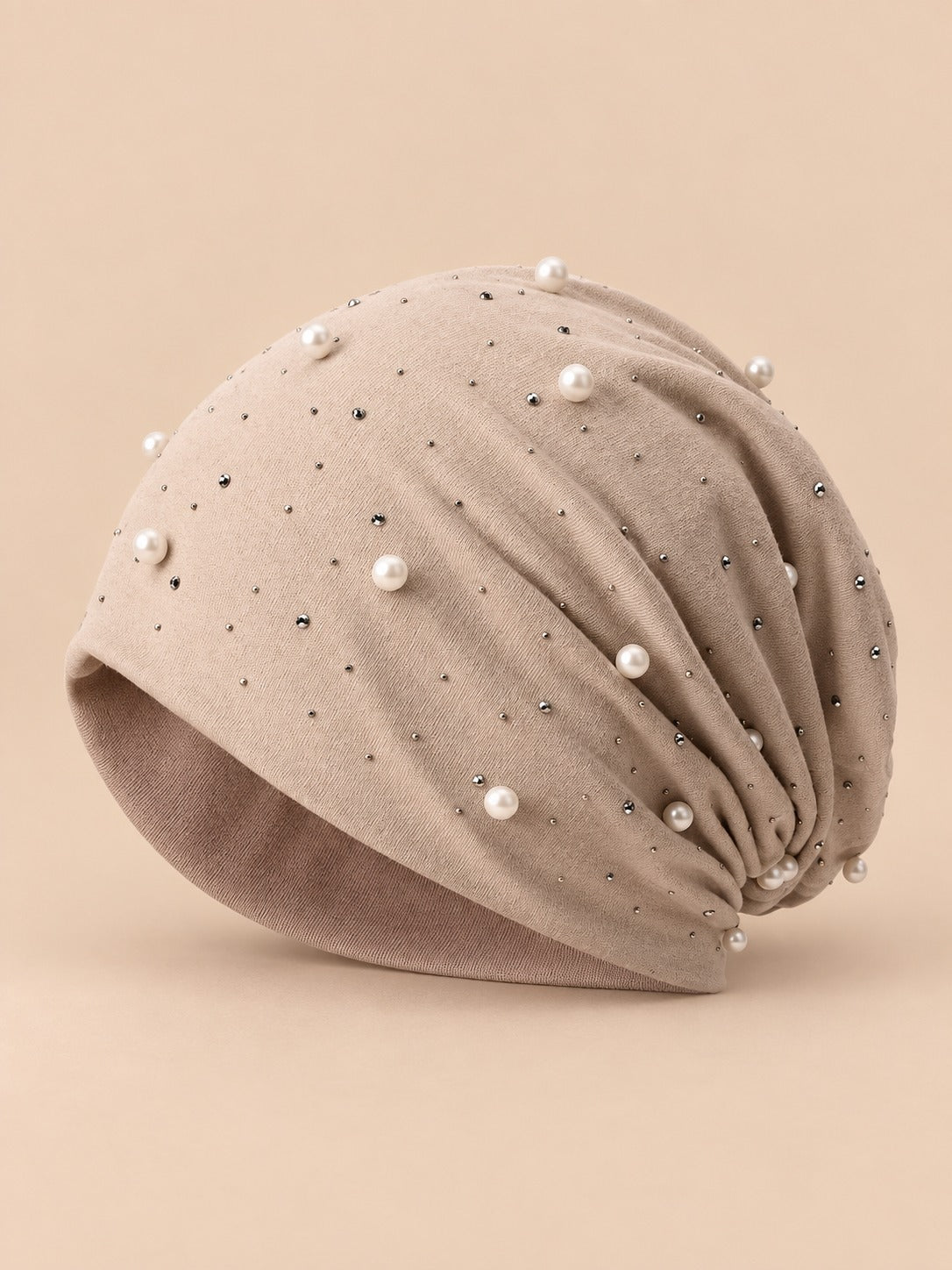 Berretto slouchy da donna con perline e strass, colore beige, vista frontale nella foto del prodotto