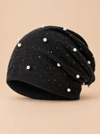Berretto slouchy nero da donna, ampio e decorato con perline e strass brillanti, visto di fronte