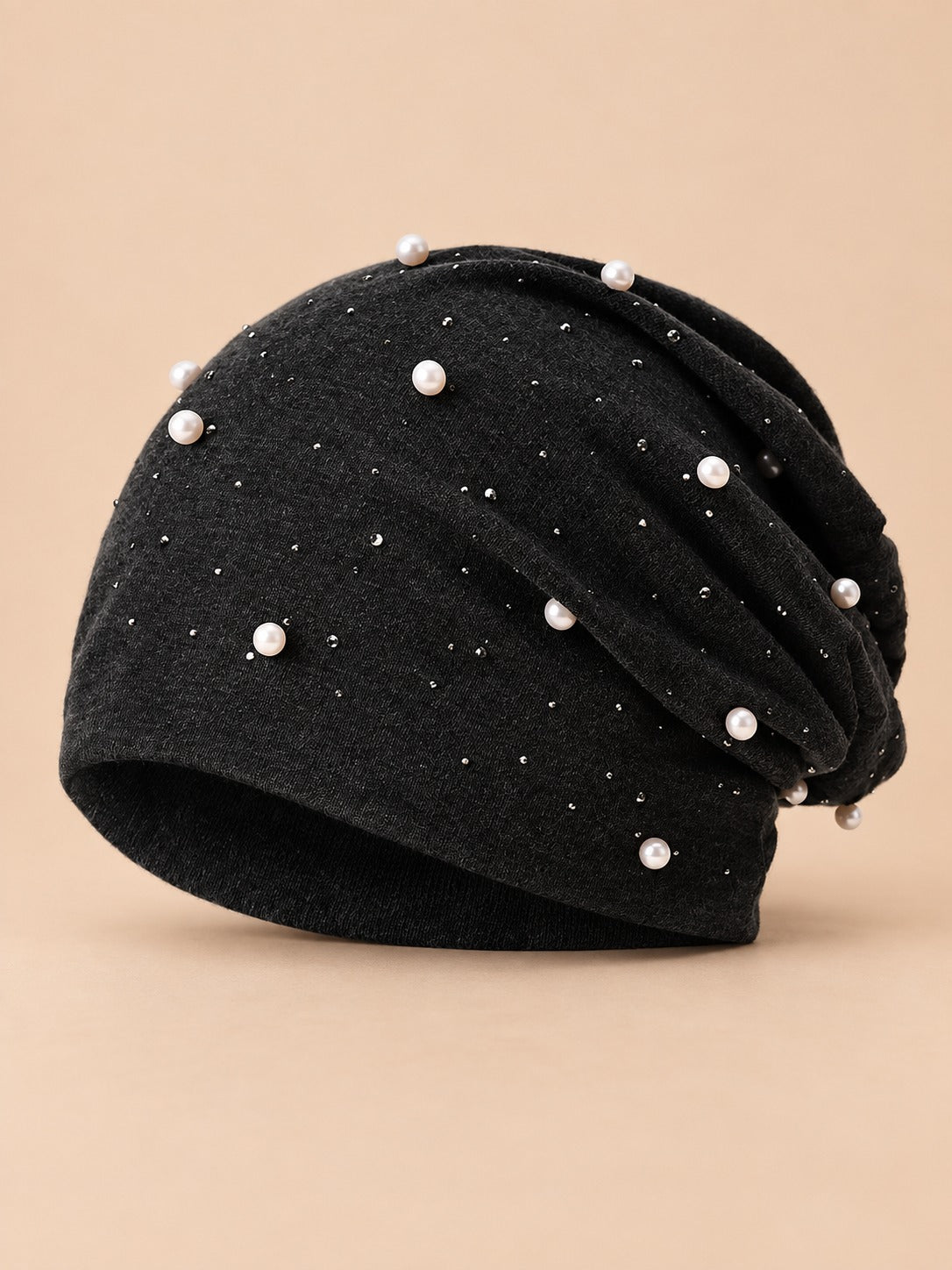 Berretto slouchy nero da donna, ampio e decorato con perline e strass brillanti, visto di fronte