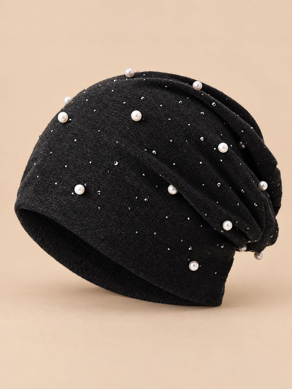 Berretto slouchy da donna con perline e strass, colore nero, vista di tre quarti