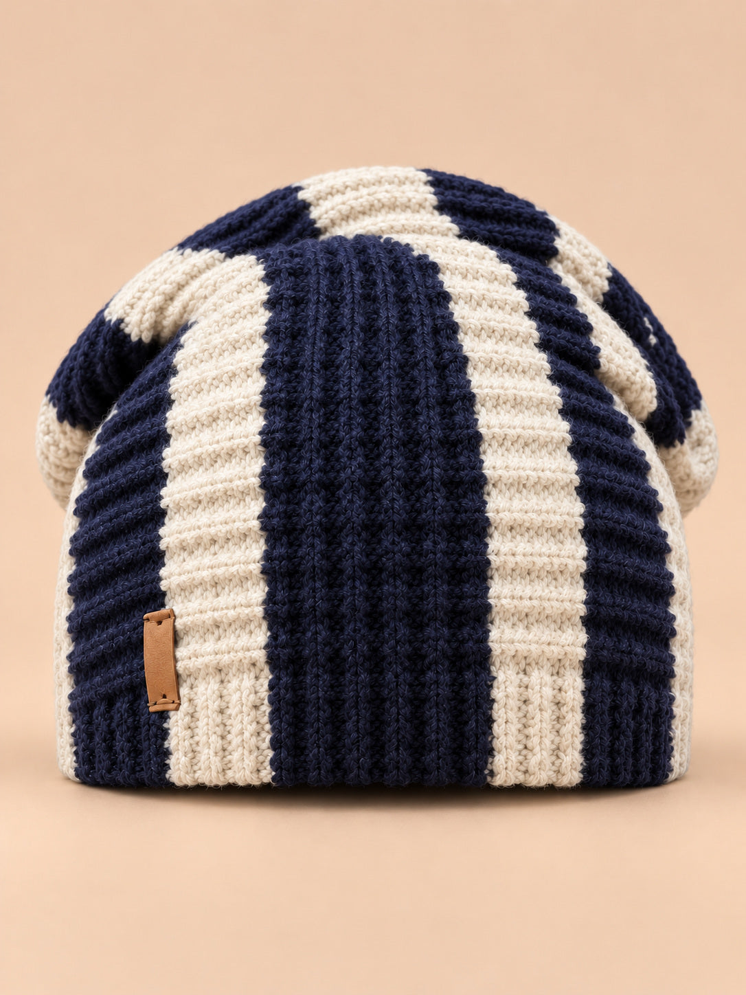 Berretto slouchy da donna a righe a contrasto, colori blu navy e beige, vista frontale