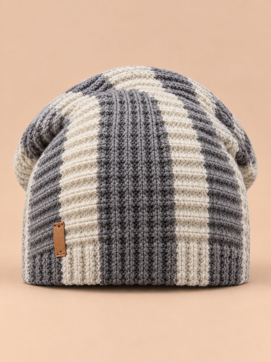Berretto slouchy da donna a righe a contrasto, colori grigio e beige, vista frontale