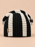 Berretto slouchy da donna a righe a contrasto, colori nero e beige, vista frontale