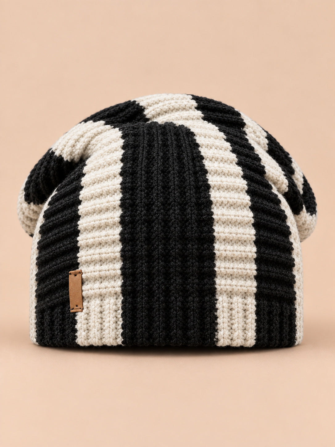 Berretto slouchy da donna a righe a contrasto, colori nero e beige, vista frontale
