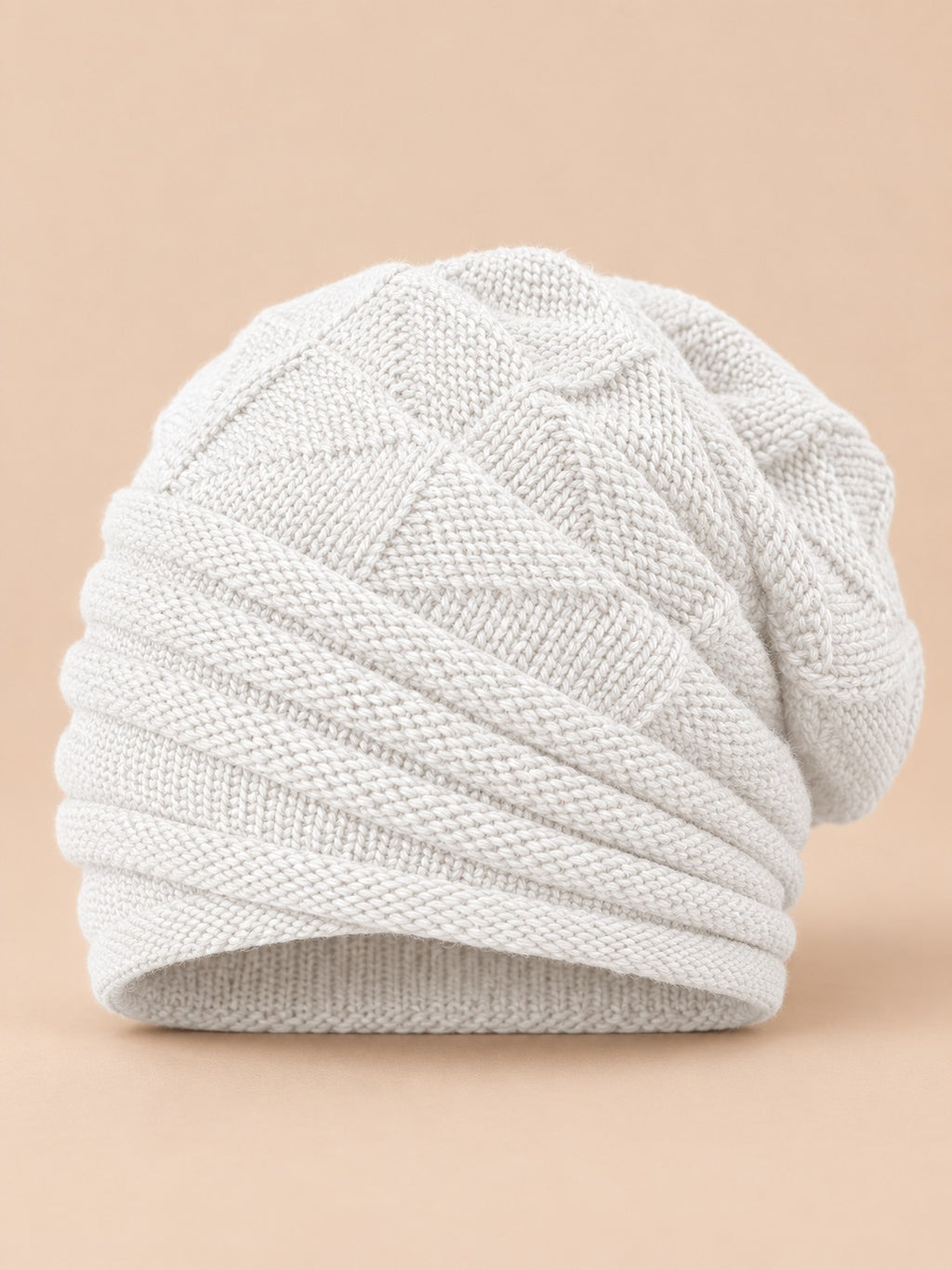 Berretto slouchy bianco da donna per lo sci, ampio e morbido sulla parte posteriore, visto di fronte