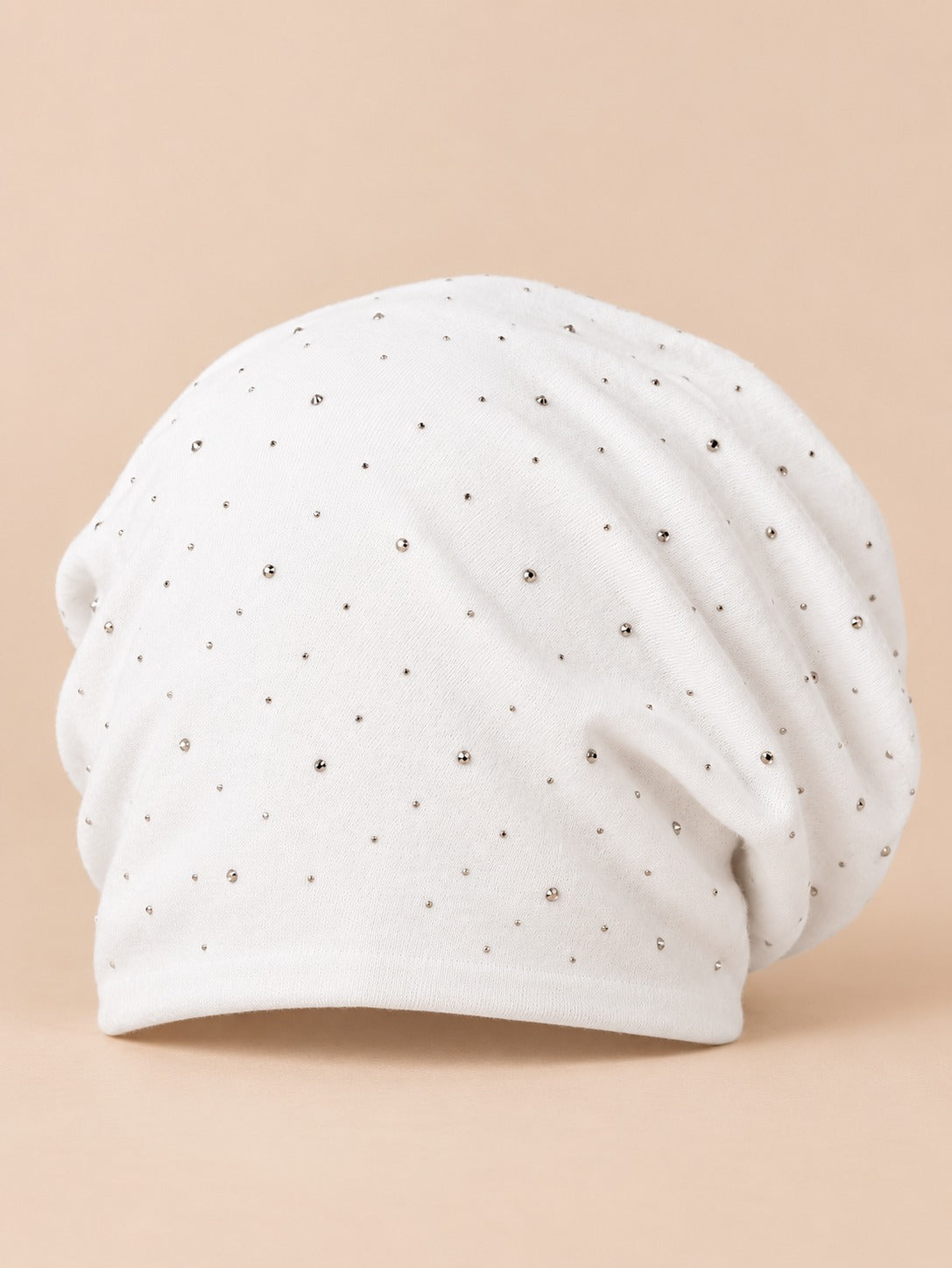 Berretto slouchy da donna in cotone lavorato a maglia con strass, colore bianco, vista frontale