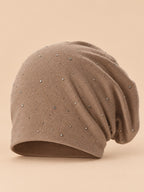 Berretto slouchy da donna marrone chiaro in misto cotone con strass, fotografato nella vista frontale