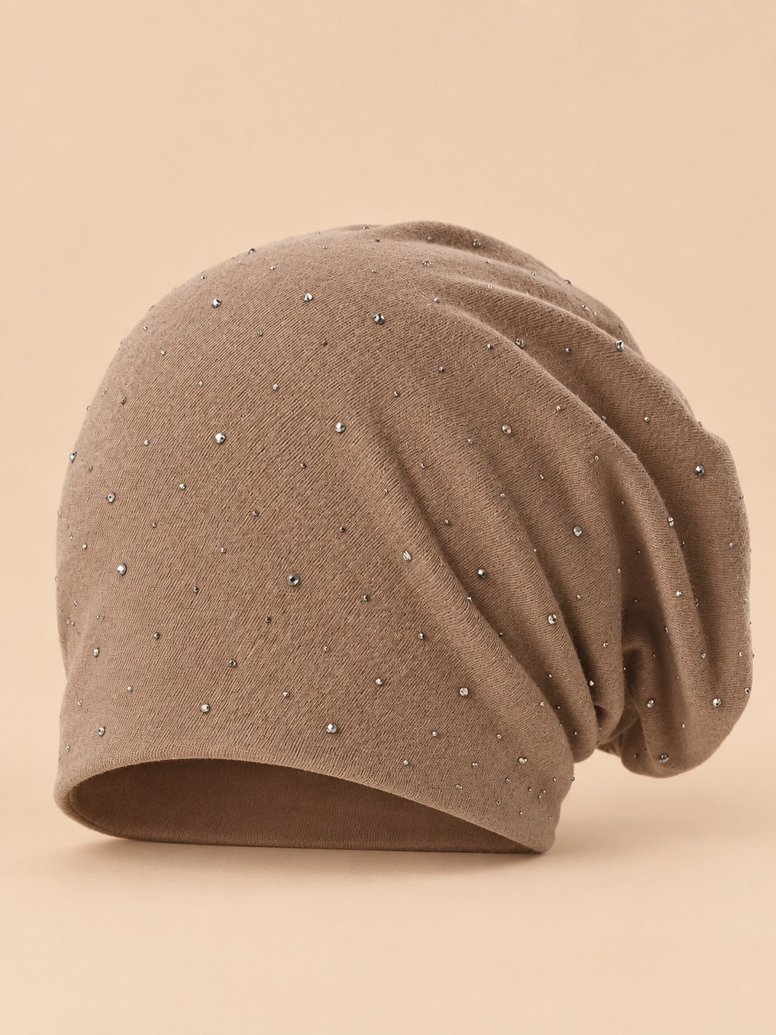Berretto slouchy da donna marrone chiaro in misto cotone con strass, fotografato nella vista frontale