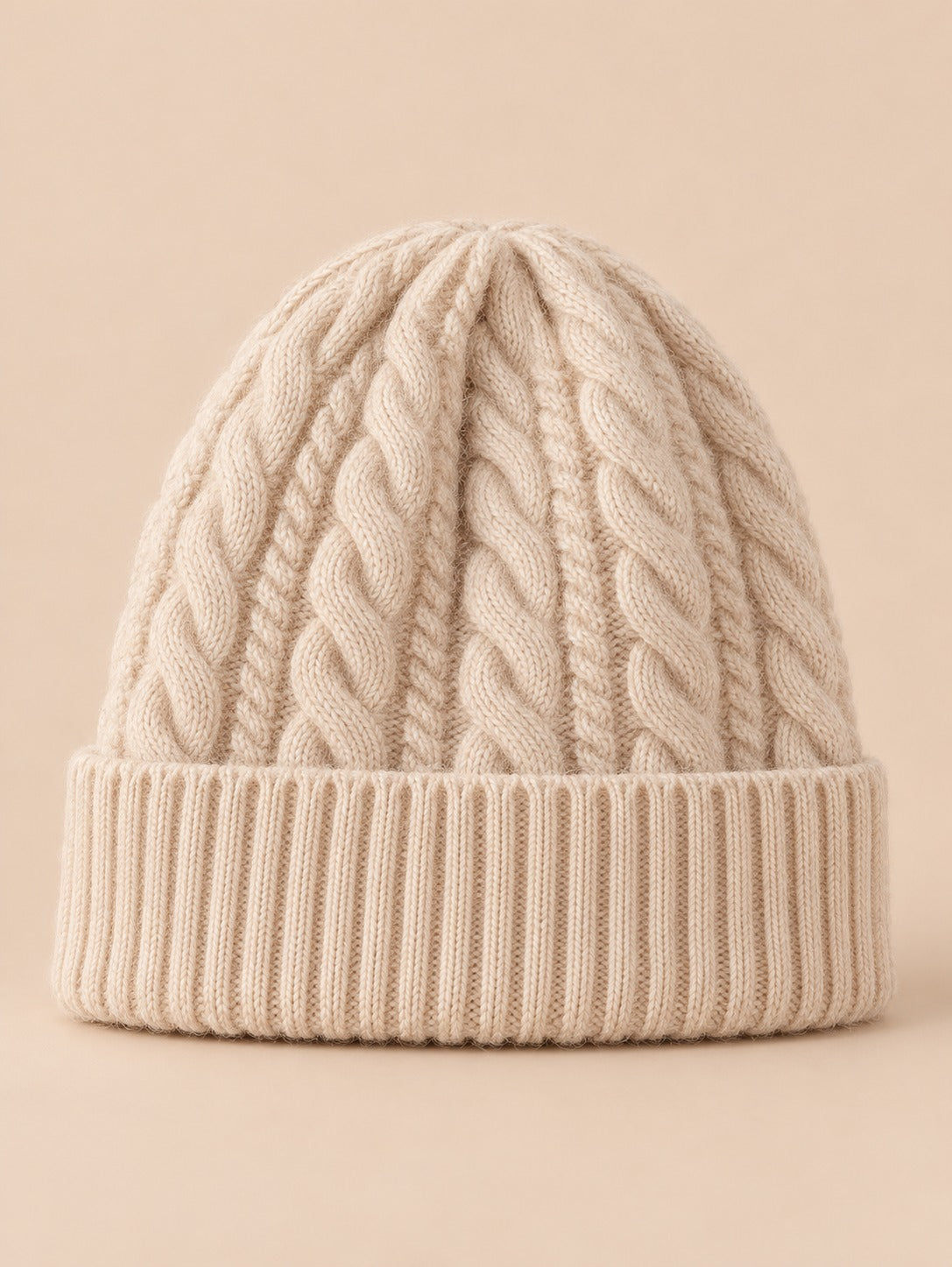 Berretto da donna a trecce in pura lana, taglio ampio, colore beige, vista frontale