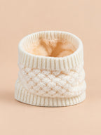 Scaldacollo beige in maglia spessa foderata, dalla forma tubolare in stile coreano, visto di fronte