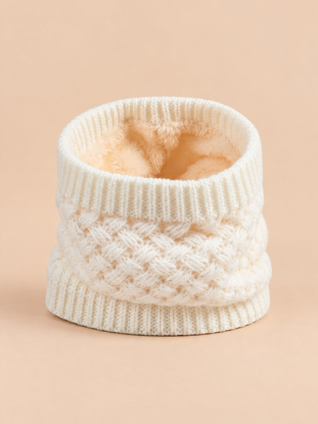 Scaldacollo beige in maglia spessa foderata, dalla forma tubolare in stile coreano, visto di fronte
