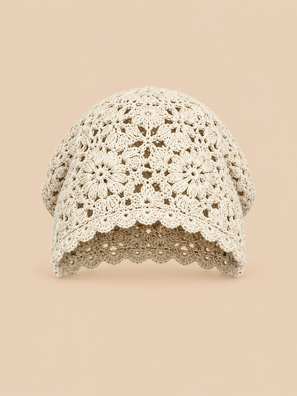 Turbante beige con motivo arioso a rete e a coste, in stile giapponese rétro, fotografato di fronte