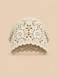Turbante beige con motivo arioso a rete e a coste, in stile giapponese rétro, fotografato di fronte