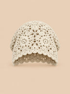 Turbante beige con motivo arioso a rete e a coste, in stile giapponese rétro, fotografato di fronte