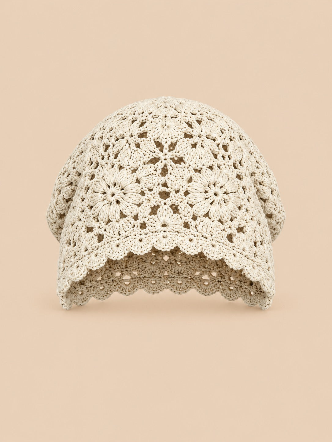 Turbante beige con motivo arioso a rete e a coste, in stile giapponese rétro, fotografato di fronte