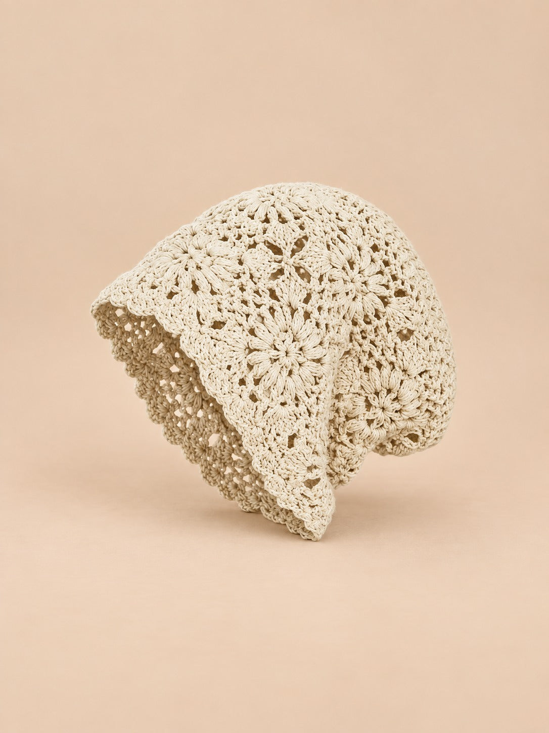Turbante traforato all’uncinetto, stile giapponese rétro, colore beige, vista di tre quarti