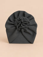 Turbante da neonata con fiore, dalla nascita, colore nero, vista frontale nella foto del prodotto