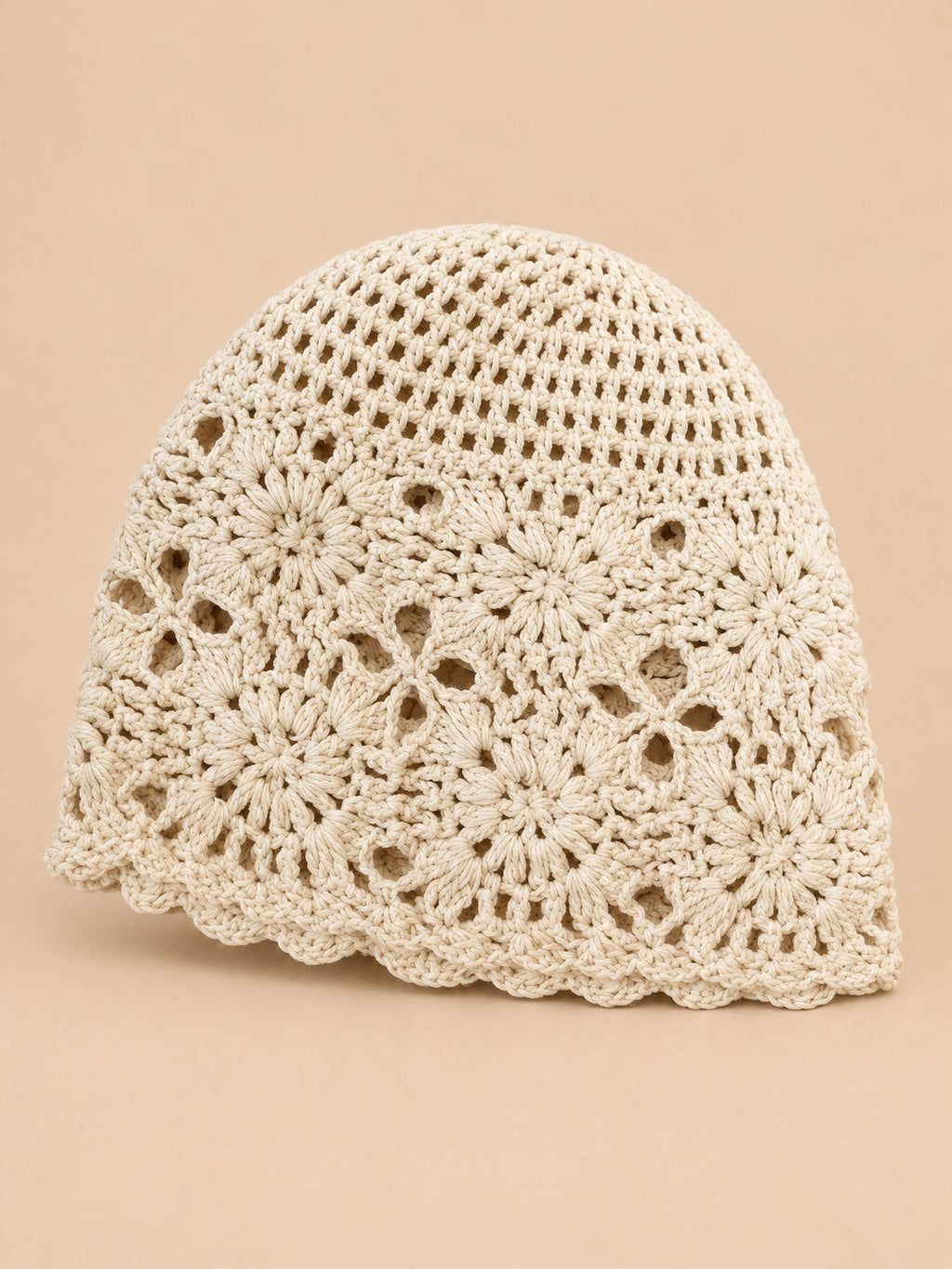 Turbante da donna a rete a coste – 6 colori, colore beige, vista frontale, su sfondo color sabbia e pesca